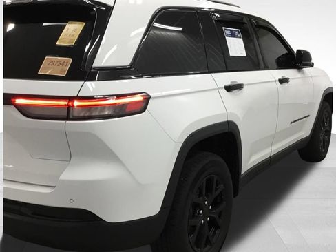 Used 2025 Jeep Grand Cherokee Altitude AWD/4WD image 25