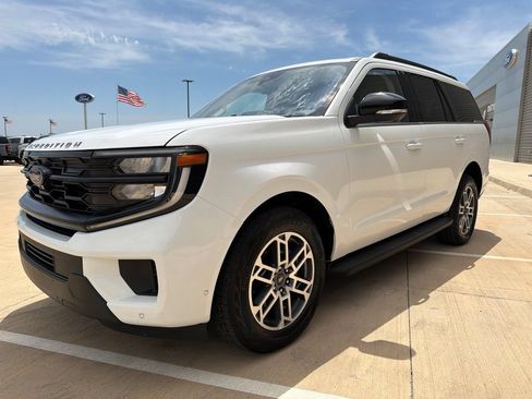 Used 2025 Ford Expedition Active AWD/4WD image 6