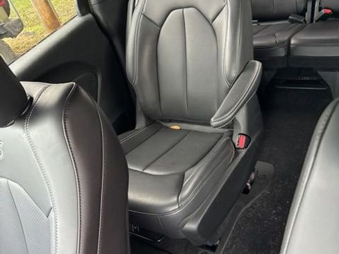 Used 2023 Chrysler Pacifica Touring-L w/ S Appearance Package image 7
