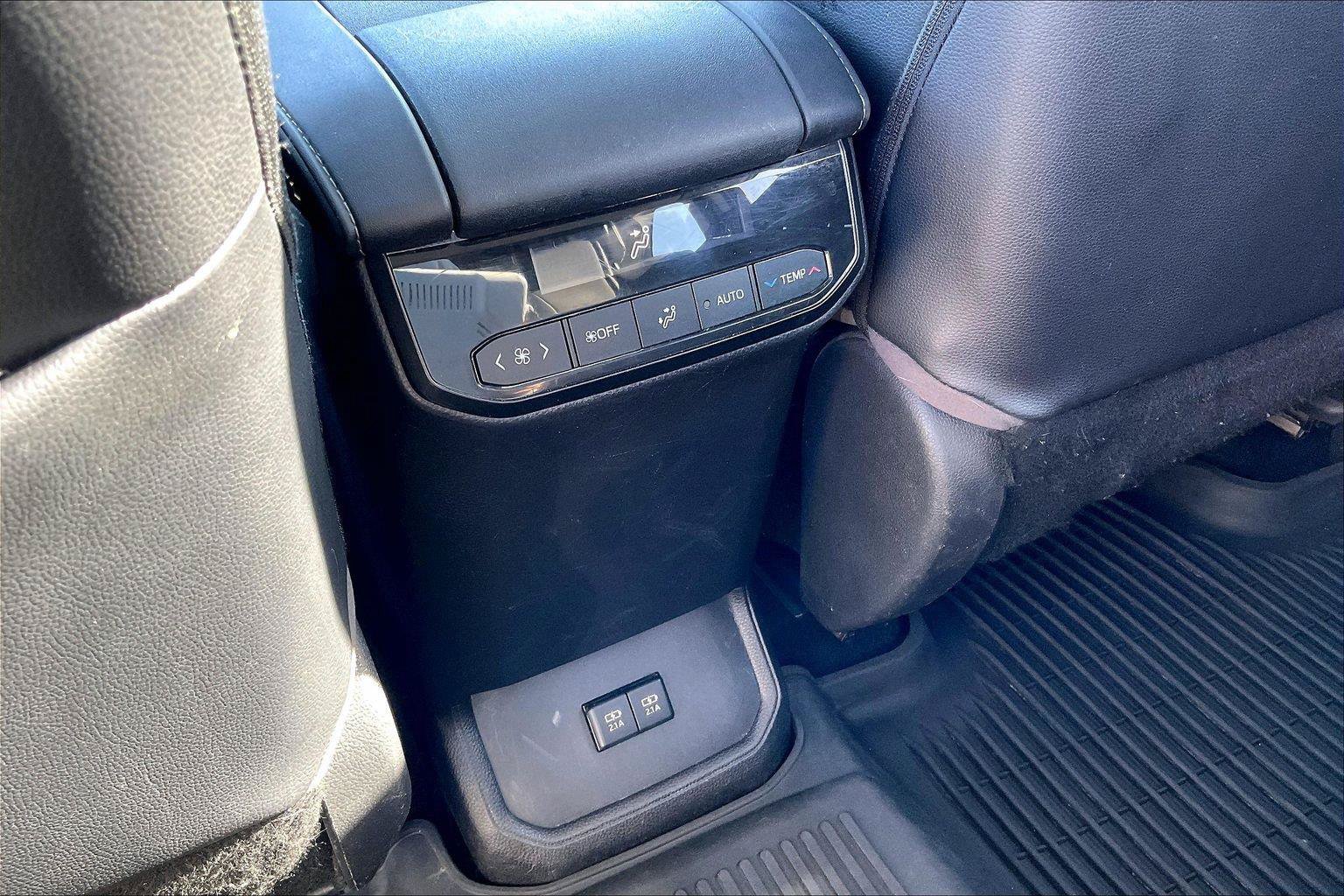 Used 2020 Toyota Highlander XLE AWD/4WD image 34