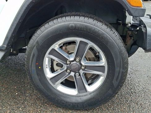 Used 2018 Jeep Wrangler Unlimited Sahara w/ Safety Group image 8