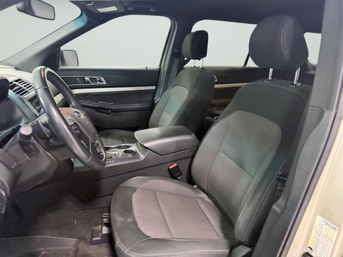 Used 2017 Ford Explorer XLT w/ Equipment Group 201A FWD image 17