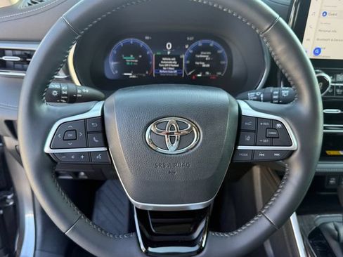 Used 2024 Toyota Highlander Platinum FWD image 12