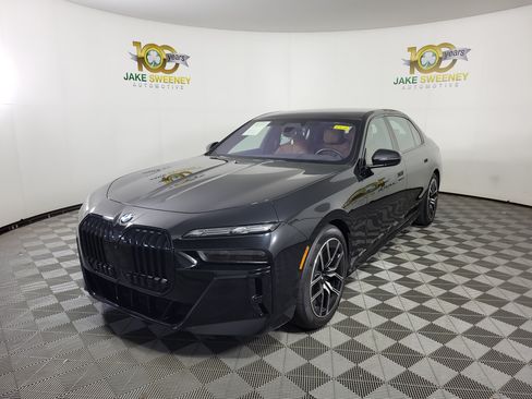 Certified 2023 BMW 760i xDrive w/ Executive Package AWD/4WD image 3