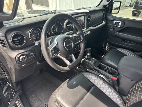 Used 2023 Jeep Gladiator Overland AWD/4WD image 18