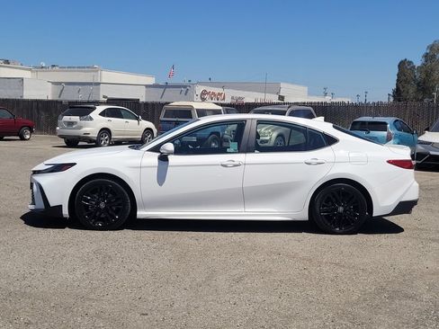 Used 2025 Toyota Camry SE FWD image 9