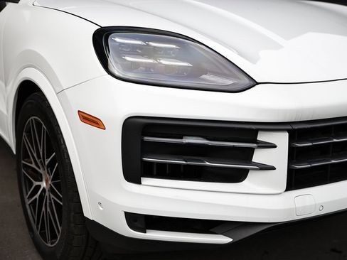 Certified 2025 Porsche Cayenne image 17