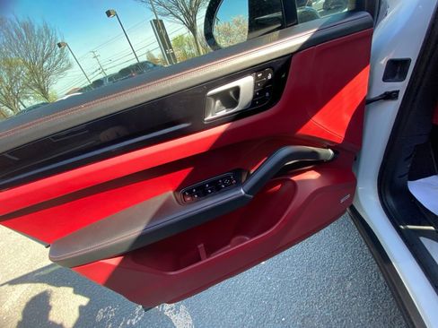 Used 2019 Porsche Cayenne E-Hybrid image 32