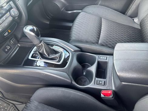 Used 2019 Nissan Rogue SV image 19