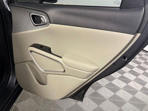 Used 2025 Kia Soul LX image 30