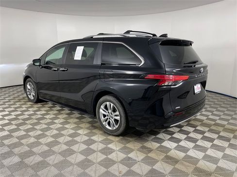 Used 2023 Toyota Sienna Limited image 24