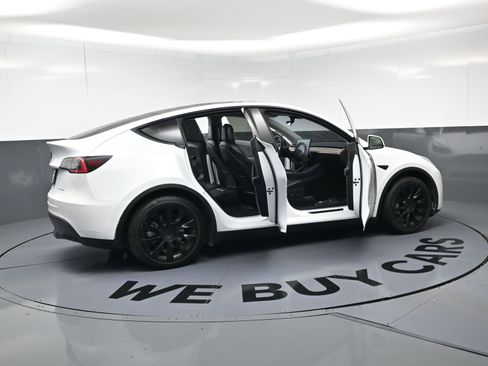 Used 2021 Tesla Model Y Long Range AWD/4WD image 26