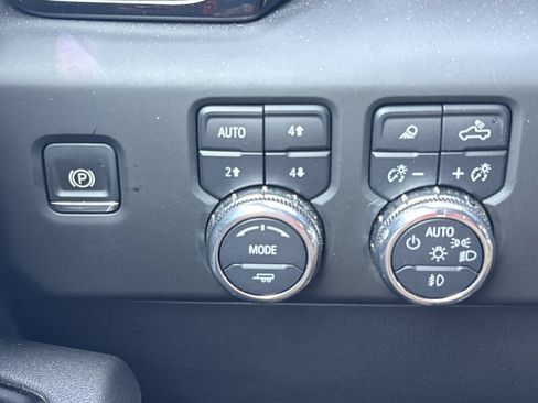 Used 2025 GMC Sierra 1500 AT4 w/ AT4 Premium Package AWD/4WD image 10
