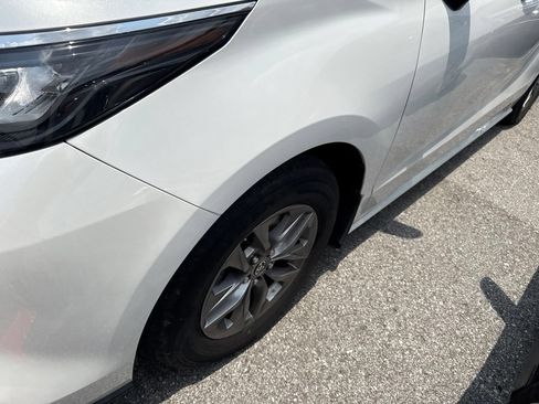 Used 2025 Toyota Sienna XLE w/ XLE Plus Package FWD image 4