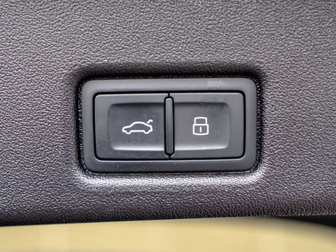 Used 2025 Audi Q5 Premium w/ Convenience Package image 35