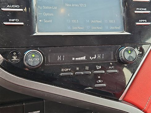 Used 2018 Toyota Camry XSE image 19