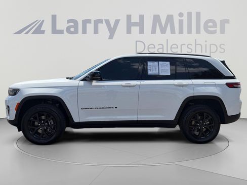 Used 2024 Jeep Grand Cherokee Altitude AWD/4WD image 2