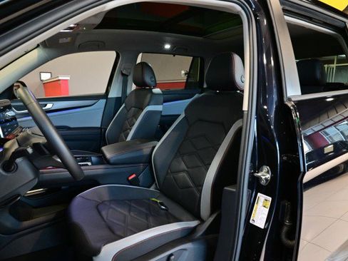 Used 2024 Volkswagen Atlas Peak Edition SE image 14