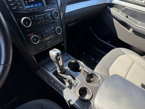 Used 2017 Ford Explorer XLT FWD image 13