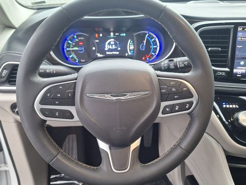 Used 2023 Chrysler Pacifica Limited FWD image 11