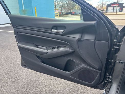 Used 2025 Nissan Altima 2.5 SV FWD image 18