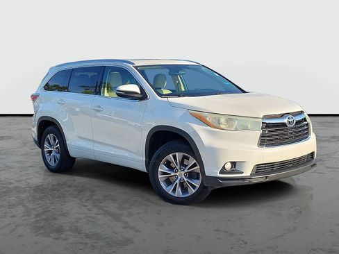 Used 2015 Toyota Highlander XLE FWD image 1