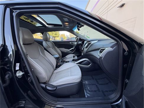 Used 2013 Hyundai Veloster w/ Style Pkg image 13