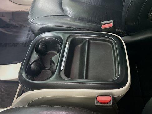Used 2018 Chrysler Pacifica Touring-L FWD image 18