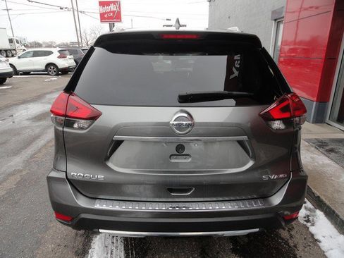 Used 2017 Nissan Rogue SV image 4