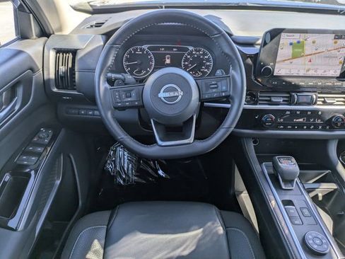 Used 2025 Nissan Pathfinder SL image 14