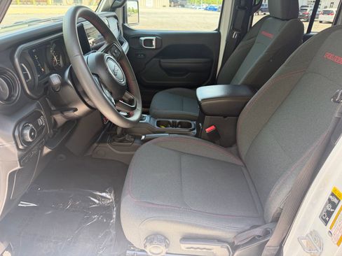 Used 2025 Jeep Wrangler Unlimited Rubicon AWD/4WD image 32