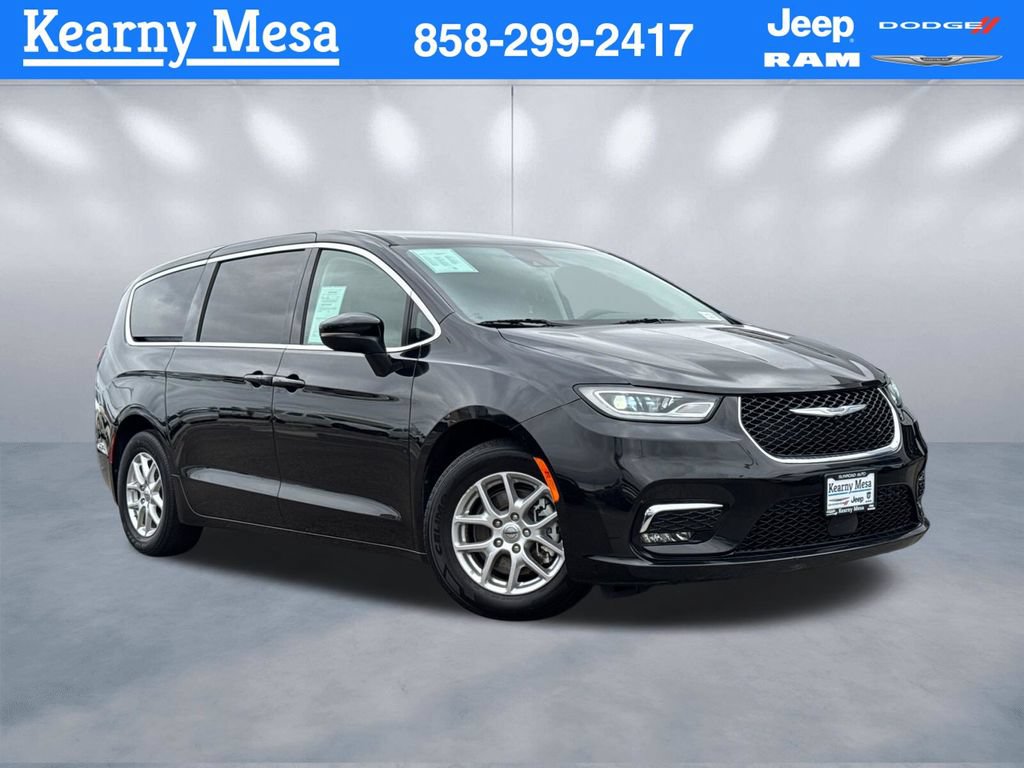 Used 2023 Chrysler Pacifica Touring-L FWD image 1