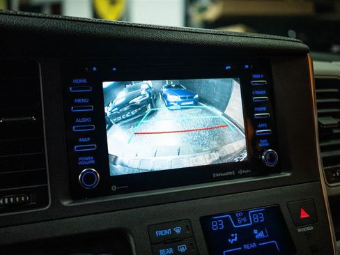 Used 2019 Toyota Sienna XLE w/ XLE Navigation Package FWD image 21