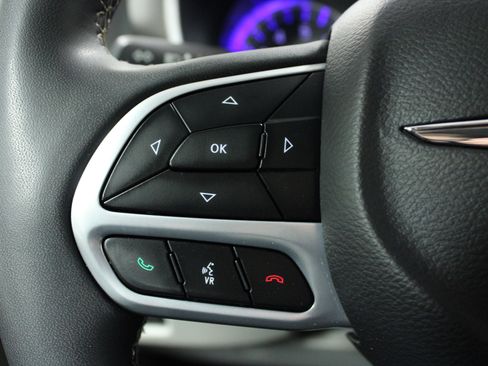 Used 2024 Chrysler Pacifica Touring-L image 21