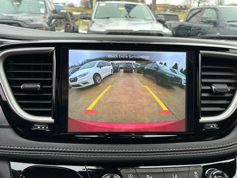New 2026 Chrysler Pacifica Select image 13