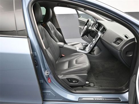 Used 2018 Volvo V60 T5 Cross Country w/ Convenience Package image 38