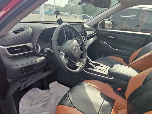 Used 2022 Toyota Highlander XLE AWD/4WD image 7