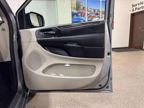 Used 2018 Dodge Grand Caravan SE image 25