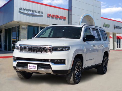 Used 2023 Jeep Grand Wagoneer Base w/ Flexible Seating Group image 2