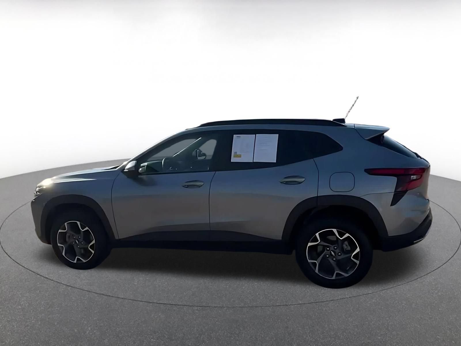 Used 2025 Chevrolet Trax LT FWD image 8