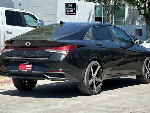 Used 2022 Hyundai Elantra SEL w/ Convenience Package FWD image 3