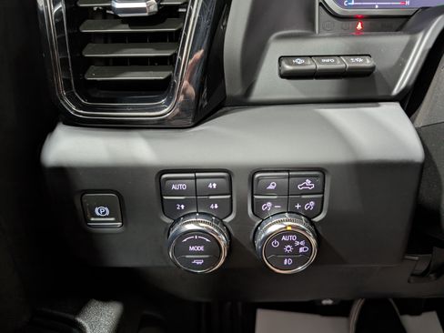 Used 2024 GMC Sierra 2500 AT4 w/ Technology Package AWD/4WD image 25