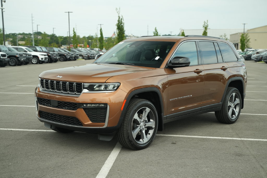 New 2026 Jeep Grand Cherokee Limited w/ MOPAR Finishing Package AWD/4WD image 3