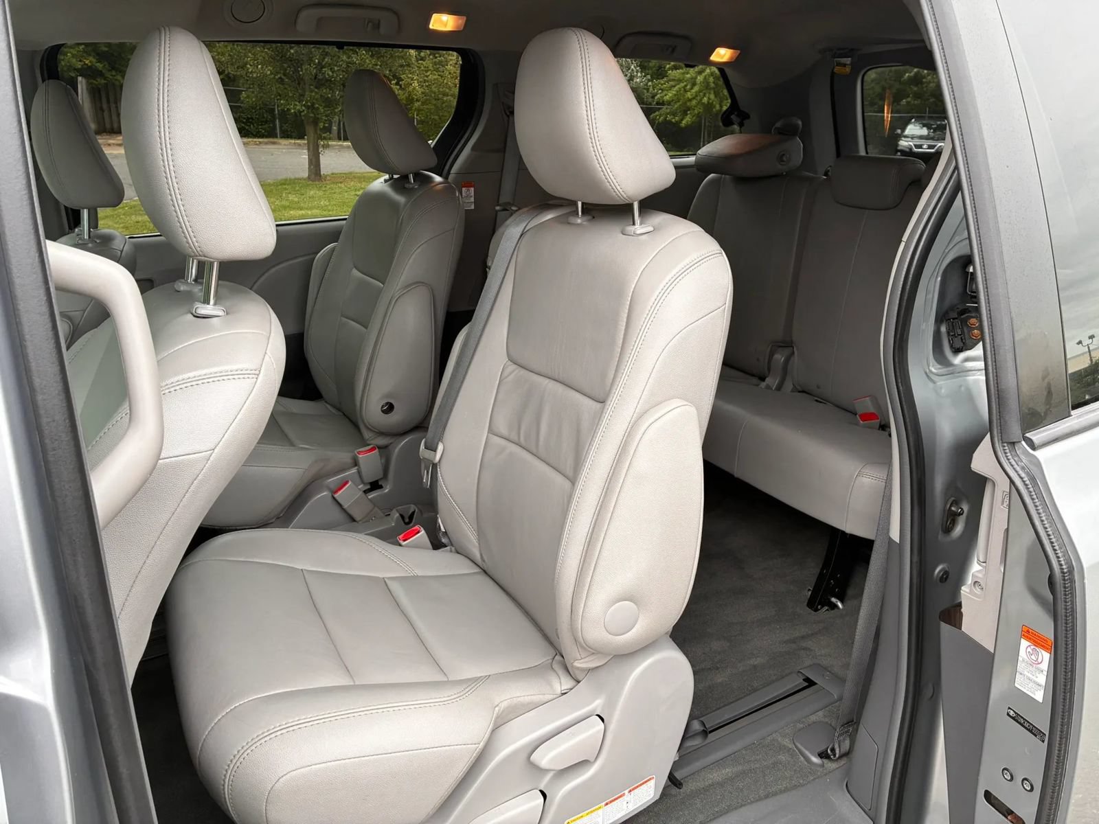 Used 2015 Toyota Sienna XLE FWD image 35