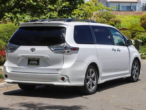Used 2017 Toyota Sienna SE FWD image 7