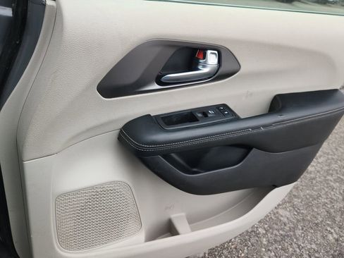Used 2022 Chrysler Pacifica Touring-L FWD image 14