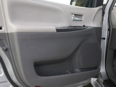 Used 2015 Toyota Sienna LE image 21
