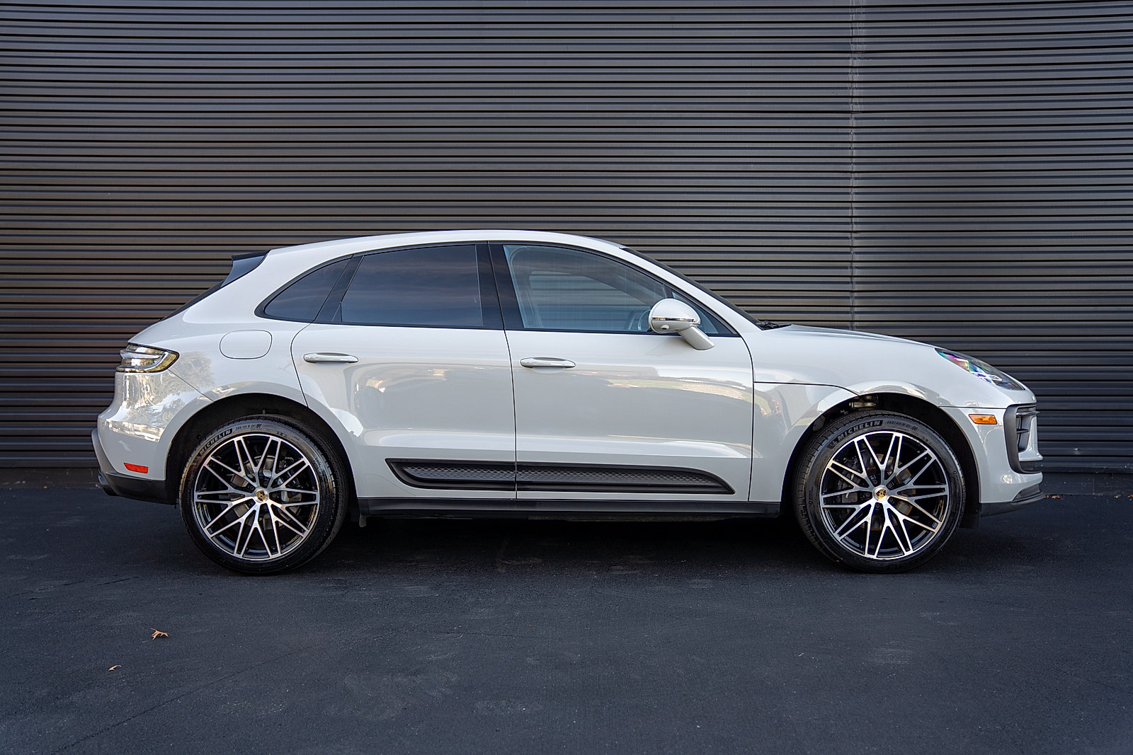Certified 2023 Porsche Macan AWD/4WD image 26
