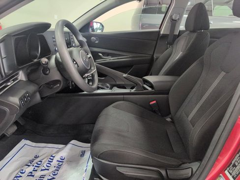 Used 2023 Hyundai Elantra SE w/ Cargo Package image 10