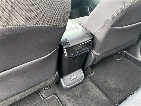 Used 2023 Toyota Highlander L image 10
